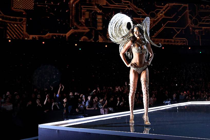 Модель Лаис Рибейро презентует нижнее белье, стоимость которого составила $2 млн, во время показа нижнего белья Victoria&#39;s Secret в Шанхае
