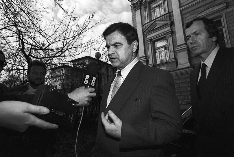 В октябре 1993 года Руслан Хасбулатов был помещен в следственный изолятор «Лефортово», ему предъявили обвинение в организации массовых беспорядков. В феврале 1994-го его освободили из-под стражи по амнистии Госдумы