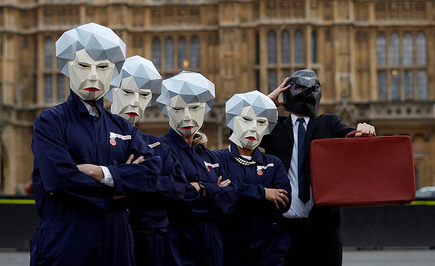 Лондон, Великобритания. Члены профсоюза протестуют перед входом в парламент страны