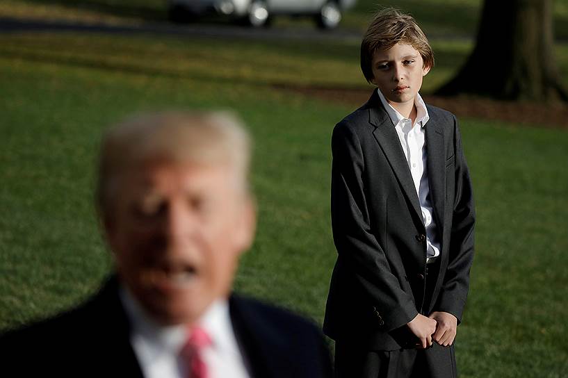 Вашингтон, США. Сын президента США Дональда Трампа Баррон ждет, когда отец ответит на вопросы прессы 