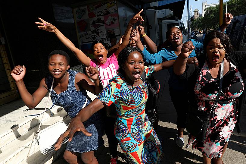 Хараре, Зимбабве. Местные жители ликуют после отставки  президента страны Роберта Мугабе