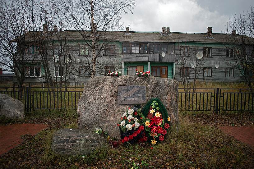 Памятник соловецким узникам в центре поселка