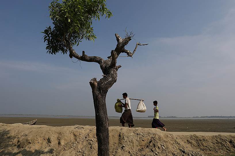 Шах Порир Двип, Бангладеш. Беженцы-рохинджа после пересечения границы с Мьянмой