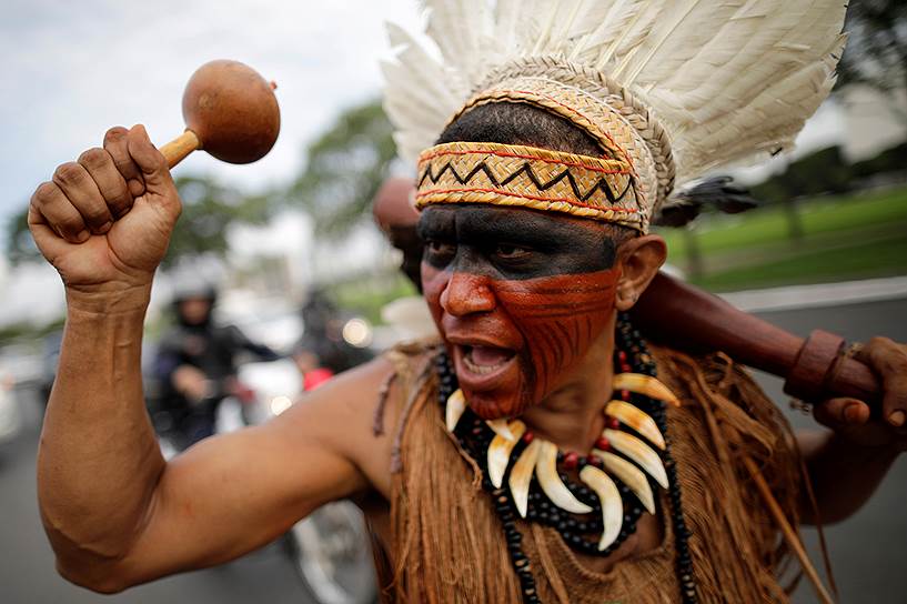 Бразилиа, Бразилия. Индейцы из племени патахо требуют ускорить демаркацию границ земель проживания коренных народов страны