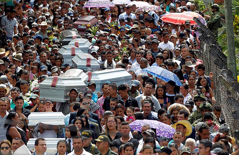 Сабаналарга, Колумбия. Похороны погибших в ДТП пассажиров автобуса, упавшего в реку