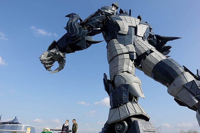Гуйян, Китай. Статуя робота в тематическом парке