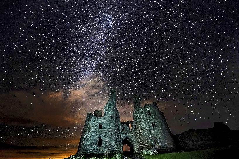 Алник, Великобритания. Развалины замка XIV века Данстанборо под звездным небом
