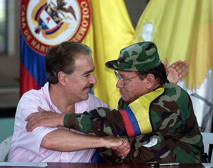 В 1998 году президент Колумбии Андрес Пастрана Аранго (на фото слева) предпринял новую попытку мирных переговоров. Он объявил о прекращении огня и создании демилитаризованной зоны для повстанцев на юго-востоке страны