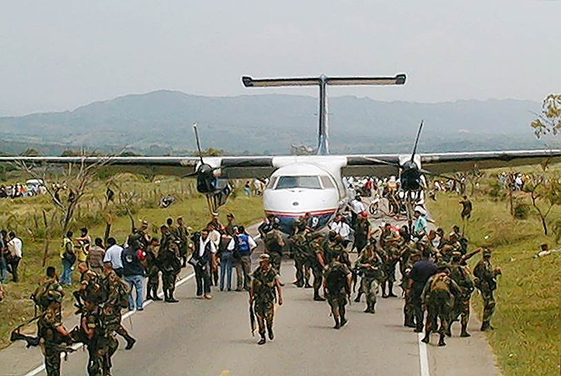 В 2002 году переговоры были прекращены, когда активисты FARC захватили пассажирский самолет (на фото) с колумбийским сенатором на борту