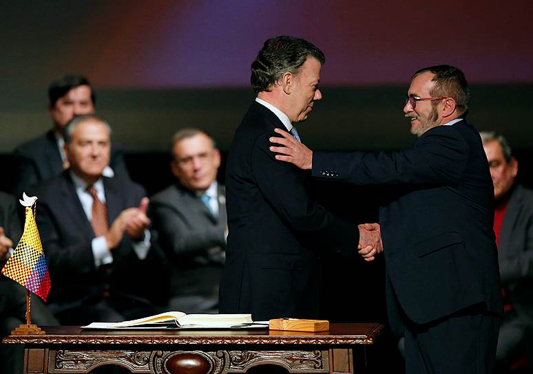 24 ноября президент Хуан Мануэль Сантос (на фото слева) и глава FARC Родриго Лондоньо Эчеверри (справа) подписали в Боготе финальное соглашение о прекращении вооруженного конфликта