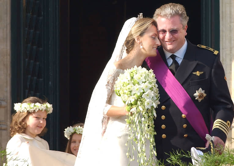 12 апреля 2003 года состоялась свадьба принца Бельгии Лорана и Клэр Луиз Комбс. По профессии принцесса Клэр — землемер. Родители принца Лорана, король Альберт II и королева Паола, довольно долго тянули с благословением мезальянса, но рассудив, что корона все равно достанется их старшему сыну Филиппу, разрешили Клэр и Лорану пожениться