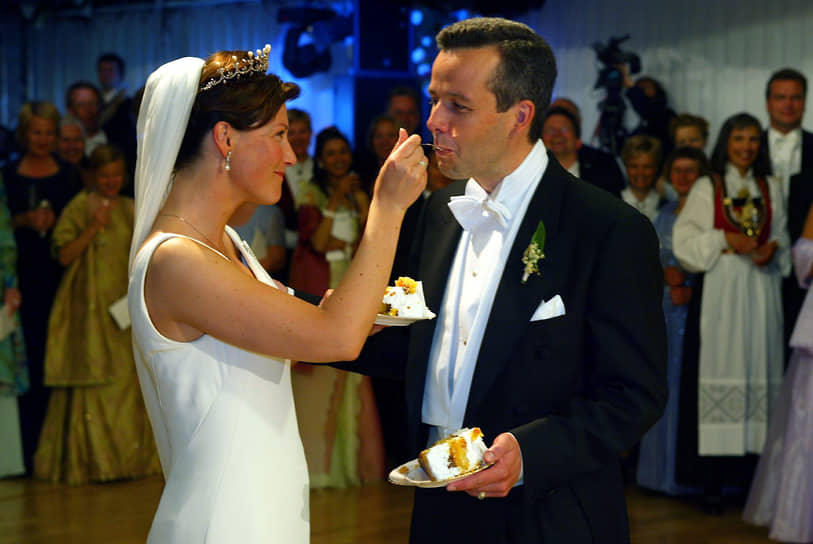 24 мая 2002 года старшая сестра наследника норвежской короны принца Хокона Марта-Луиза вышла замуж за начинающего писателя Ари Бена. В августе 2016 года пара подала на развод, бракоразводный процесс стал первым для монаршей семьи в современной истории Норвегии  