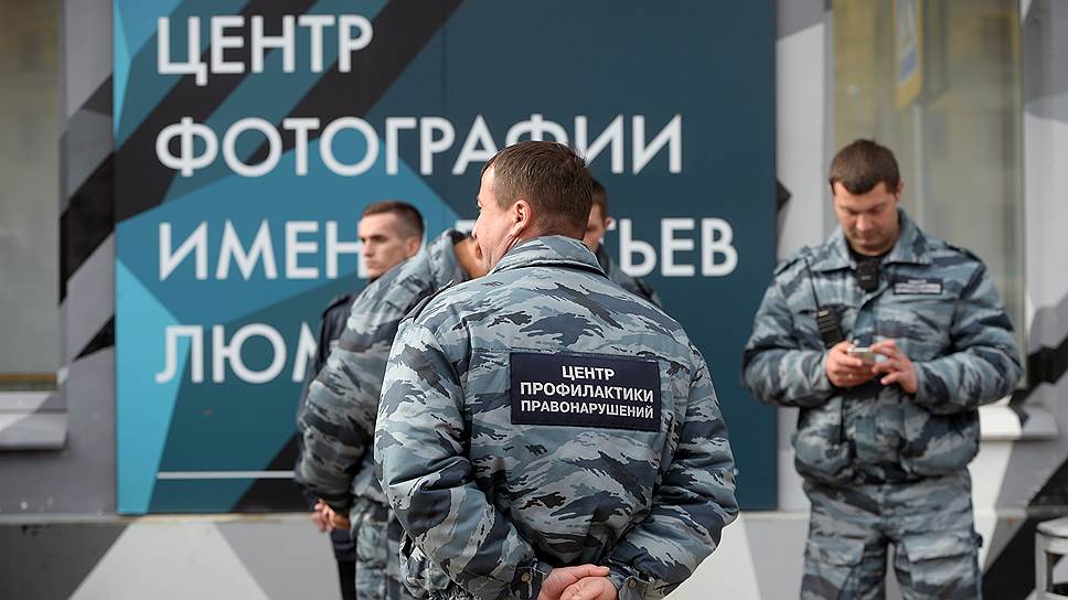 Облившего фотографию на выставке Стёрджеса в Москве мужчину задержали