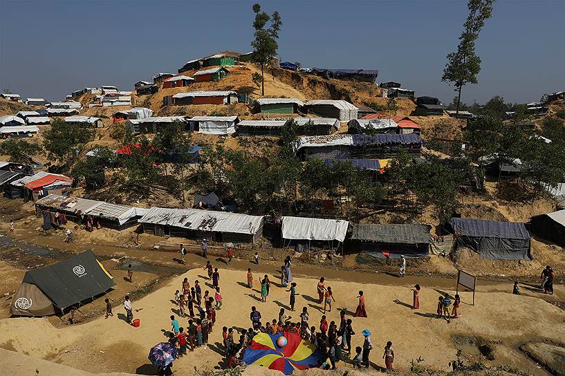 Кокс-Базар, Бангладеш. Дети играют во дворе лагеря беженцев-рохинджа
