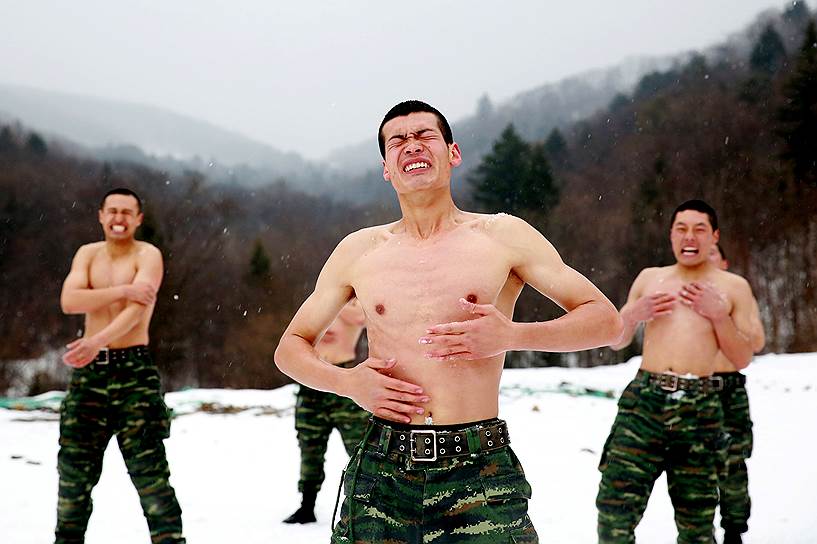 Чанчунь, Китай. Военнослужащие принимают участие в зимних учениях