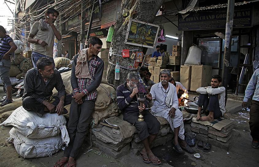 Нью-Дели, Индия. Торговцы во время перерыва