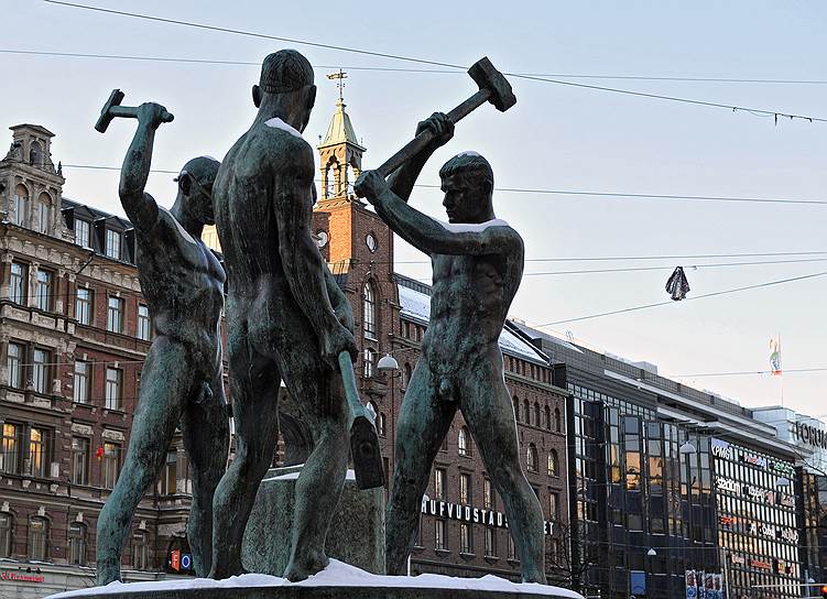 Статуя «Три кузнеца» перед универмагом Stockmann — популярное место встреч в центре Хельсинки