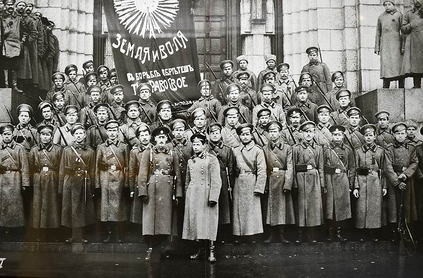 Судя по лозунгам на знаменах, в революционном Гельсингфорсе эсэры были популярнее, чем большевики
