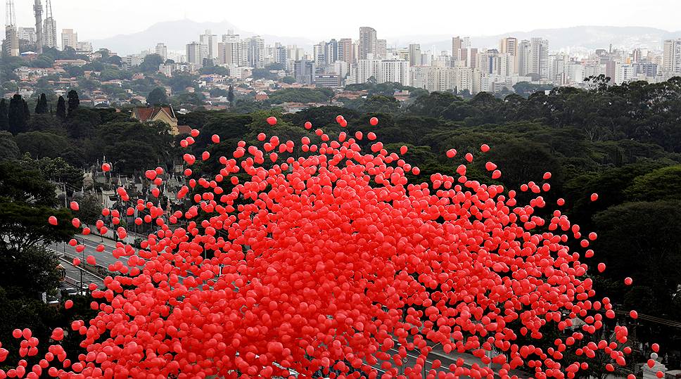 Сан-Паулу, Бразилия. Красные воздушные шарики, запущенные в честь Всемирного дня борьбы со СПИДом