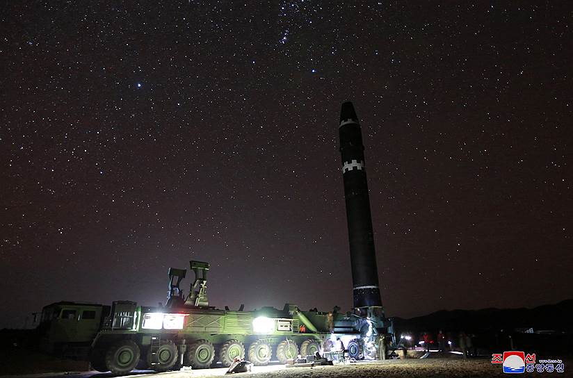 28 ноября. КНДР провела успешные испытания нового типа межконтинентальной баллистической ракеты (МБР) «Хвасон-15». Ракета летела в течение 53 минут и упала в 210 км от побережья Японии
