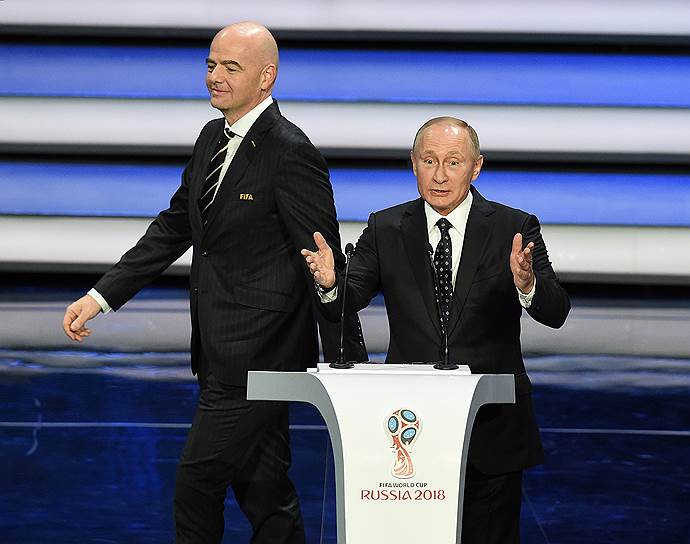 Президент России Владимир Путин и президент Международной федерации футбола (ФИФА) Джанни Инфантино (слева)