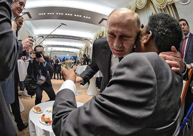 Президент России Владимир Путин и бразильский футболист Пеле 