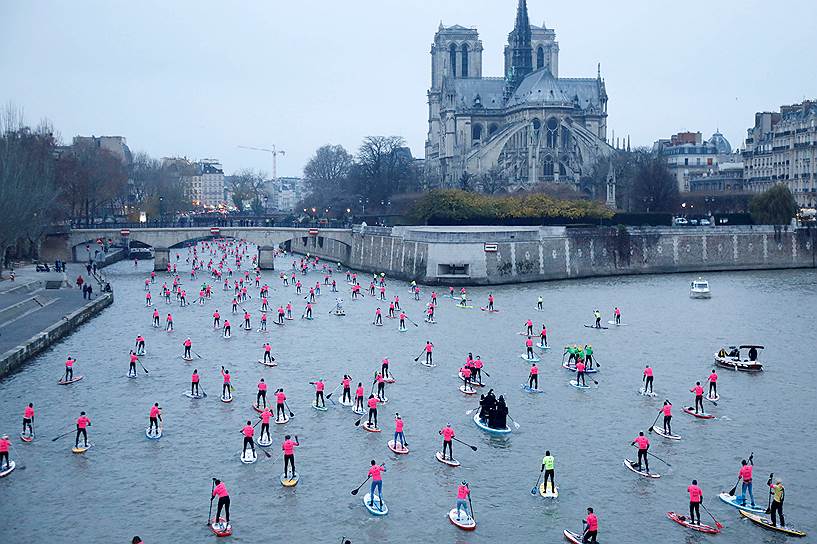 Париж, Франция. Соревнования по сапсерфингу Nautic SUP Paris Crossing 2017 на реке Сена 
