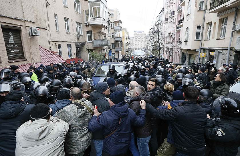 Сторонники Михаила Саакашвили блокируют микроавтобус, в котором его везут сотрудники правоохранительных органов