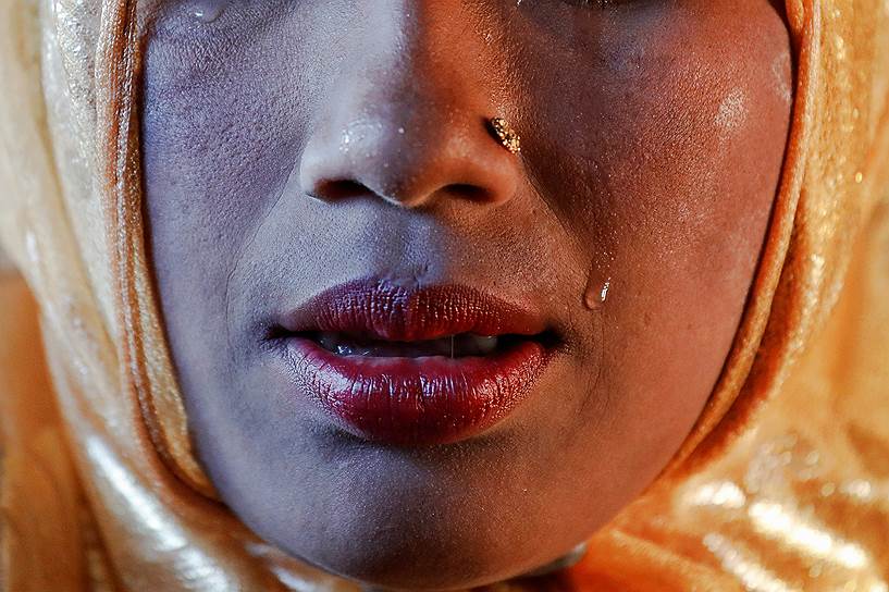 Кокс-Базар, Бангладеш. Беженка из Мьянмы оплакивает 11-месячного племянника, умершего после сильной лихорадки