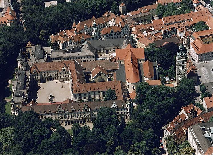 Санкт-Эммерам — самый большой жилой дом в мире, не являющийся дворцом монарха (согласно Книге рекордов Гиннесса)