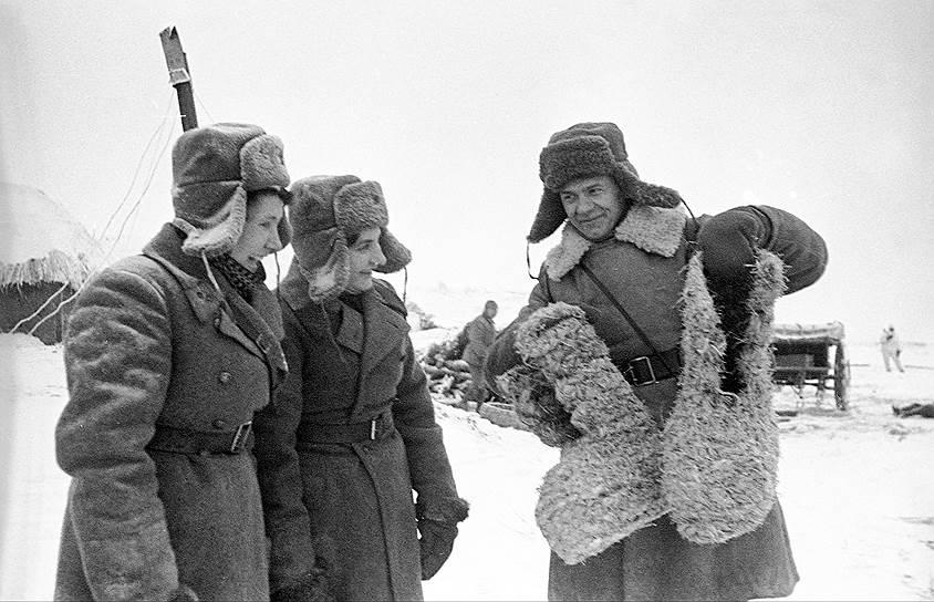 Бойцы Красной армии рассматривают немецкие эрзац-валенки из прессованной соломы