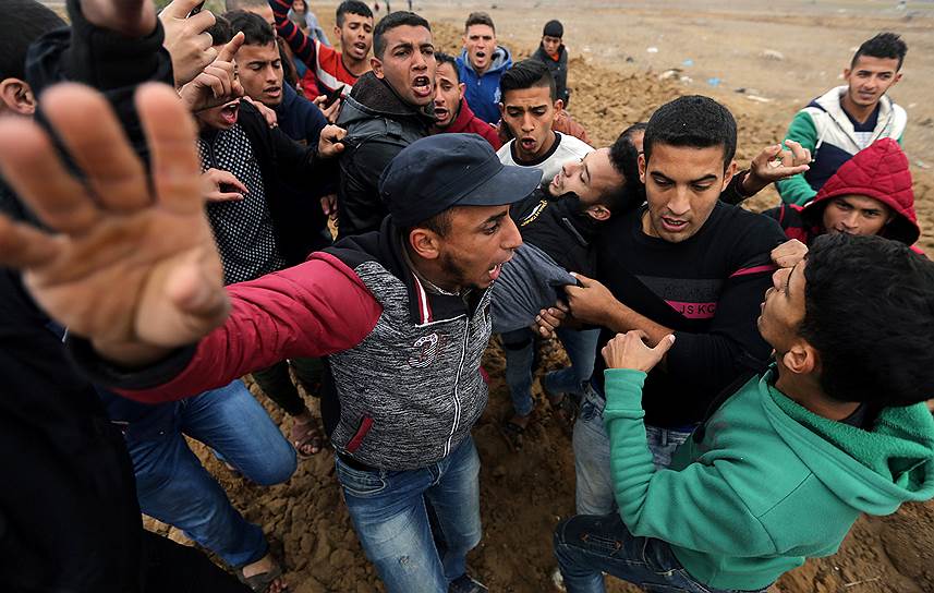 Раненный во время столкновения с армией Израиля палестинец