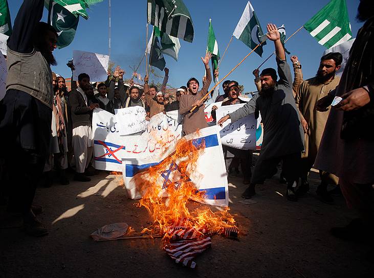 Сторонники мусульманской организации Difa-e-Pakistan Council жгут флаги Израиля и США в Пешаваре (Пакистан)