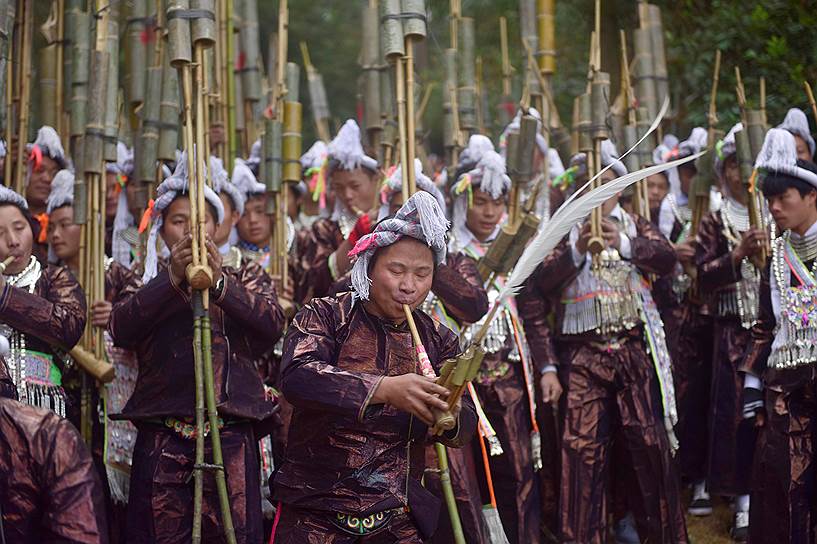 Провинция Гуйчжоу, Китай. Представители народа хмонги (мяо) играют на традиционном духовом инструменте