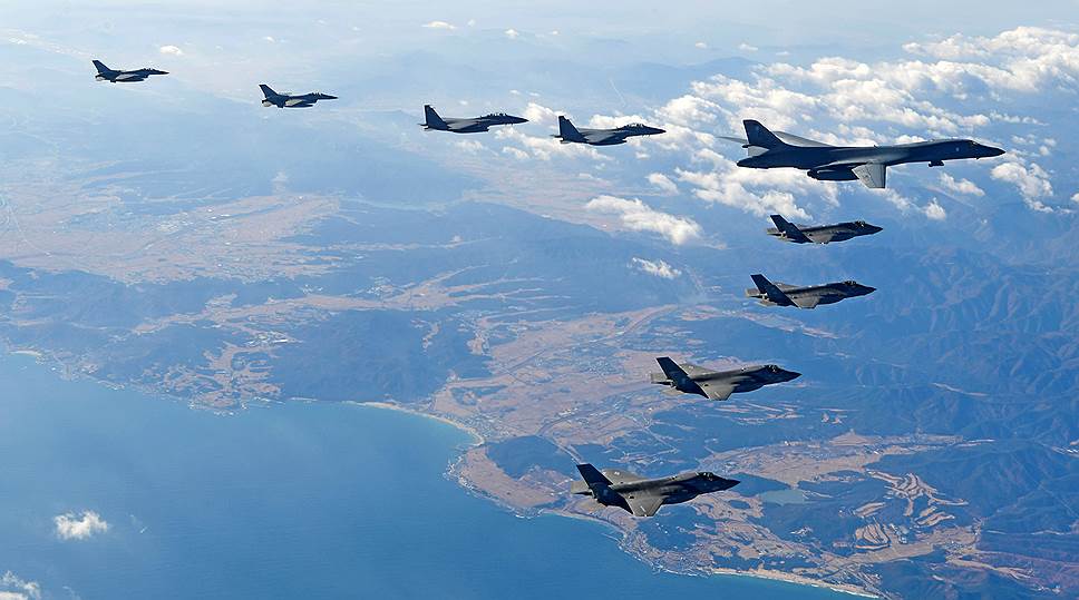 Южная Корея. Американский бомбардировщик B-1B отрабатывает маневры в ходе совместных учений с Южной Кореей 