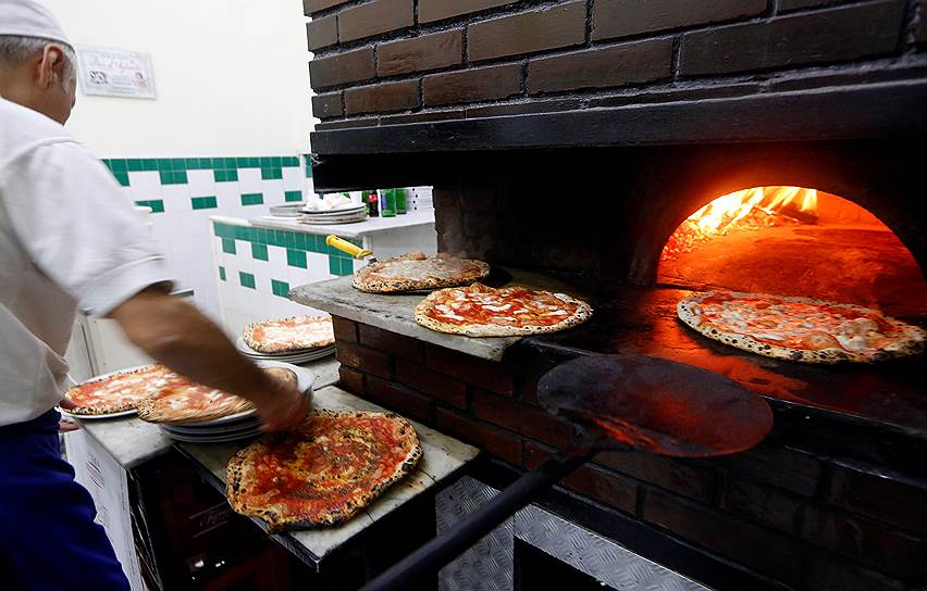 Неаполь, Италия. Приготовление пиццы в заведении L&#39;Antica Pizzeria da Michele