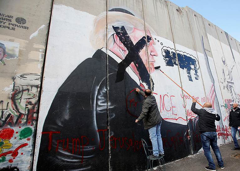 Вифлеем, Западный берег реки Иордан. Палестинцы разрисовывают портрет президента США Дональда Трампа после его заявления о признании Иерусалима столицей Израиля 