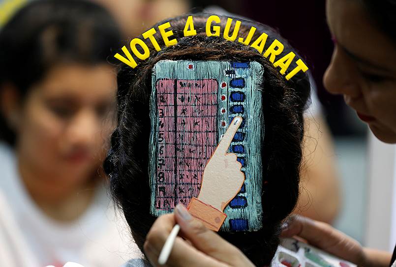 Ахмадабад, Индия. Местная жительница позволяет нанести рисунок на свои волосы с призовом принять участие в голосовании