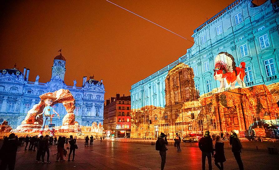 Лион, Франция. Инсталляция художницы Натанаэль Пико в процессе подготовки к фестивалю света