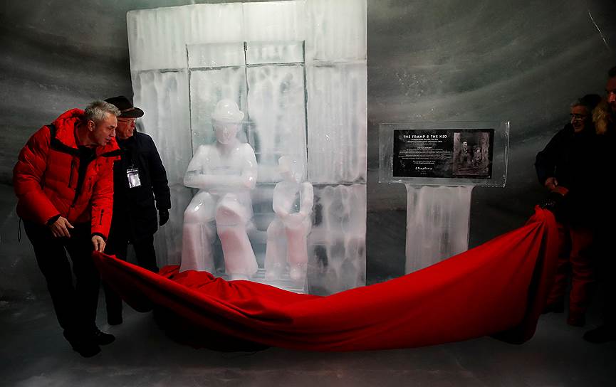 Лаутербруннен, Швейцария. Сын Чарли Чаплина (справа) и директор железной дороги &quot;Юнгфрау&quot; открывают ледяную скульптуру комика
