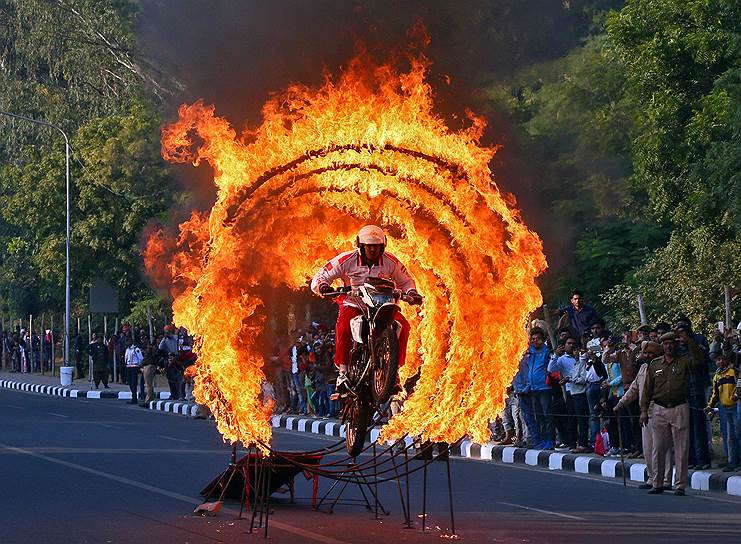 Чандигарх, Индия. Сотрудник полиции исполняет прыжок через огненное кольцо 