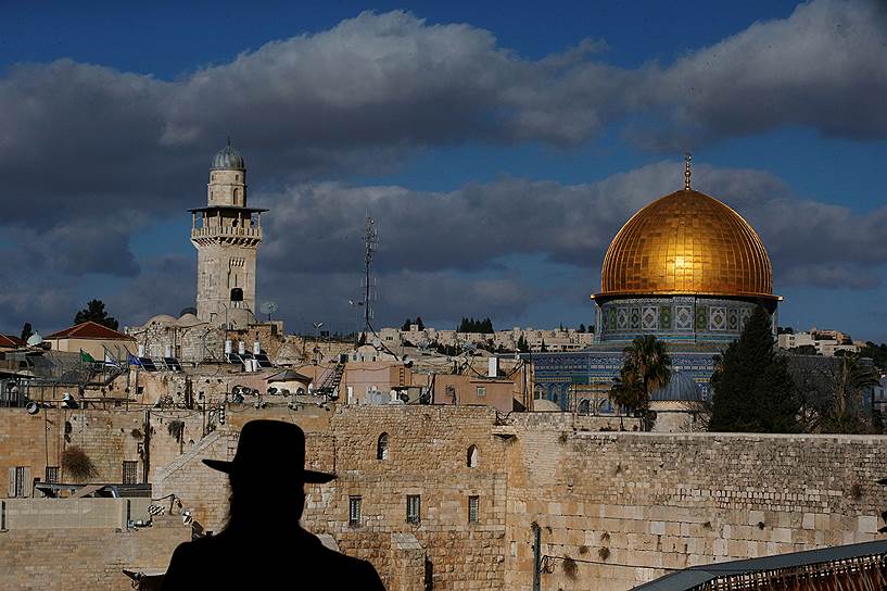 Старый город, Иерусалим. Силуэт ультраортодоксального еврея на фоне Купола Скалы (справа) на Храмовой горе