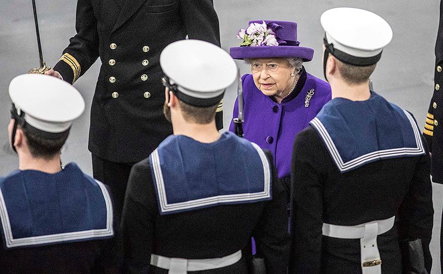 Портсмут, Великобритания. Королева Елизавета II во время посещения церемонии введения в состав флота самого крупного корабля ВМС Великобритании -- &quot;Королева Елизавета&quot;