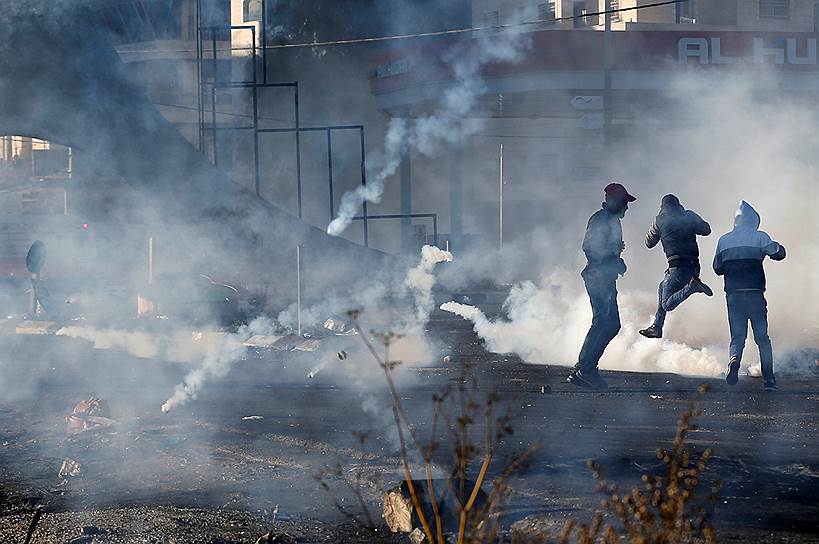 Рамалла, Западный берег реки Иордан. Слезоточивый газ стал главным оружием израильской армии и полиции во время беспорядков 