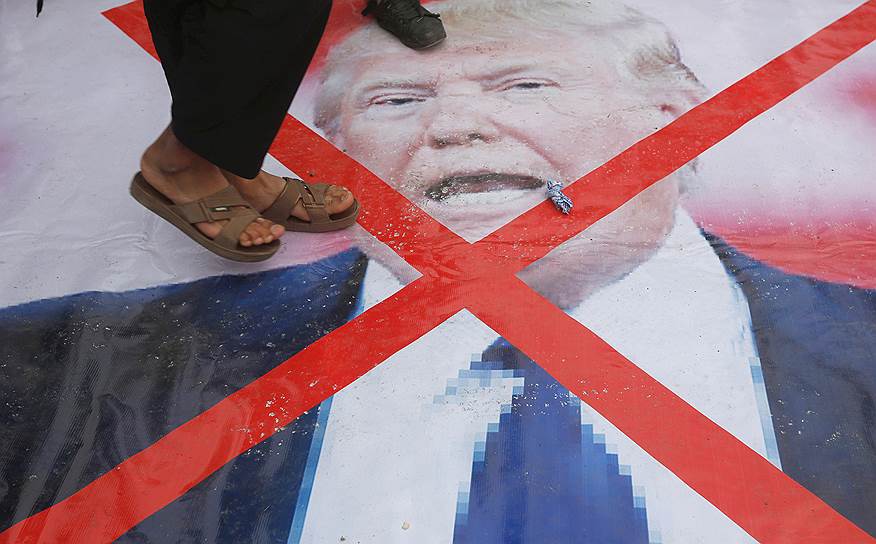Кабул, Афганистан. Протестующие вытоптали ногами плакаты с изображением Дональда Трампа