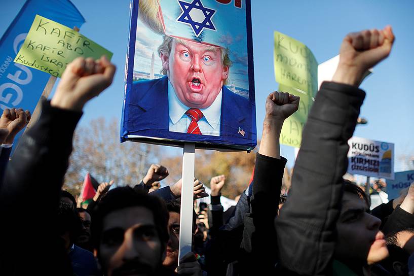 Стамбул, Турция. Манифестанты выкрикивают слоганы во время акции протеста против решения президента США Дональда Трампа признать Иерусалим столицей Израиля