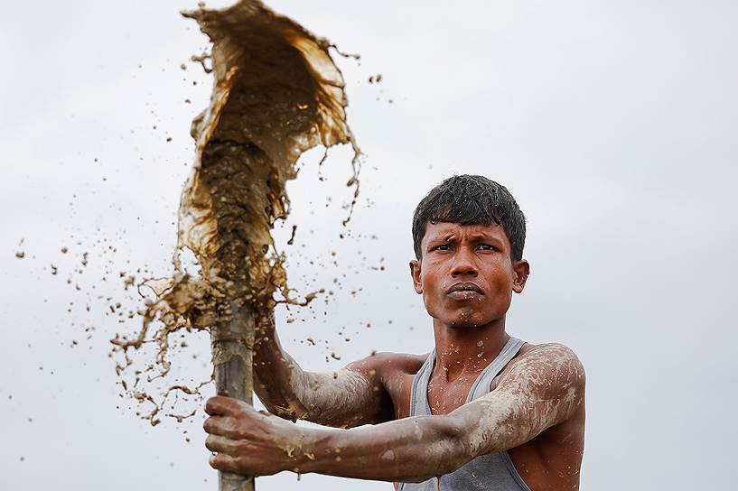 Кокс-Базар, Бангладеш. Беженец-рохинджа строит колодец