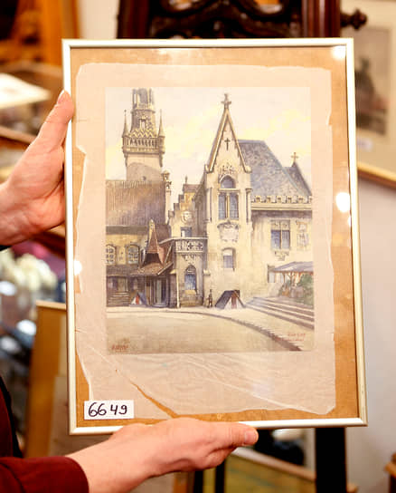 С 1909 года Гитлер через посредников продавал свои картины малого формата. Он перерисовывал старые гравюры и почтовые открытки с историческими зданиями
&lt;br>На фото: картина «Старая ратуша»