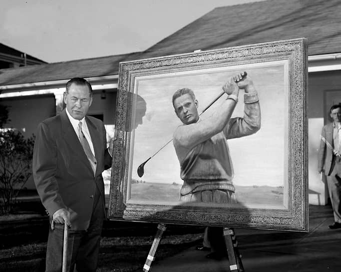 Американский игрок в гольф Бобби Джонс позирует на фоне собственного портрета, написанного Эйзенхауэром