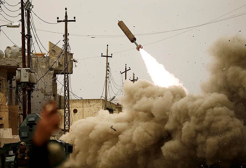 Отряд быстрого реагирования обстреливает боевиков ИГ в Мосуле